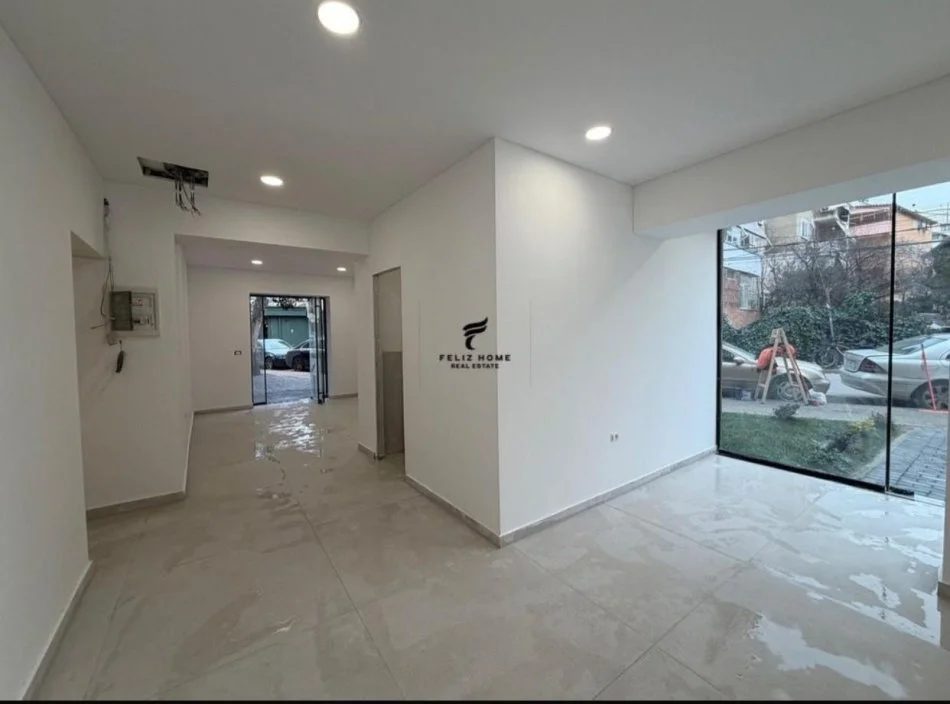 Tirane, shitet dyqan Kati 0, 49 m² 250.000 € (XHAMLLIKU)