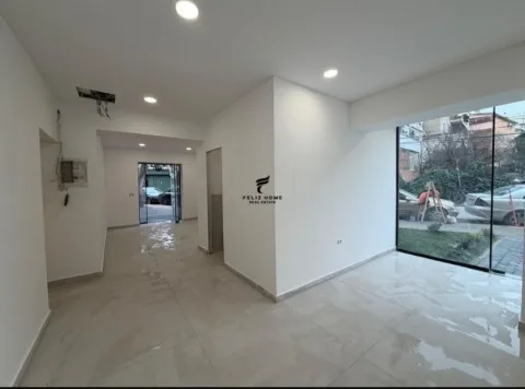 Tirane, shitet dyqan Kati 0, 49 m² 250.000 € (XHAMLLIKU)