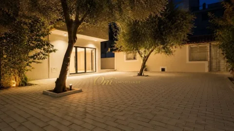 Tirane, shitet dyqan Kati 0, 50 m² 175.000 € (QENDER)