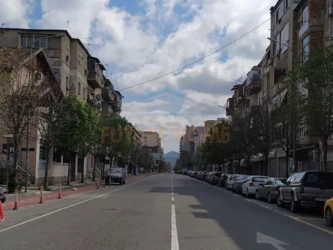 shitet ambjent biznesi Kati 0, 45 m² 130.000 € (RRUGA E BARRIKADAVE)