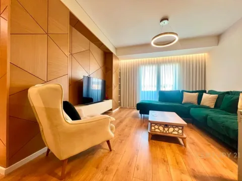 Tirane, jepet me qera apartament 2+1 Kati 8, 105 m² 1.100 € (Parku bosko146698)