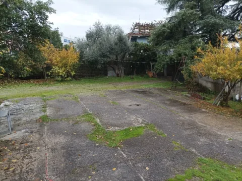 Tirane, jepet vend per parking mjete, Vetura,autobuza, kamiona