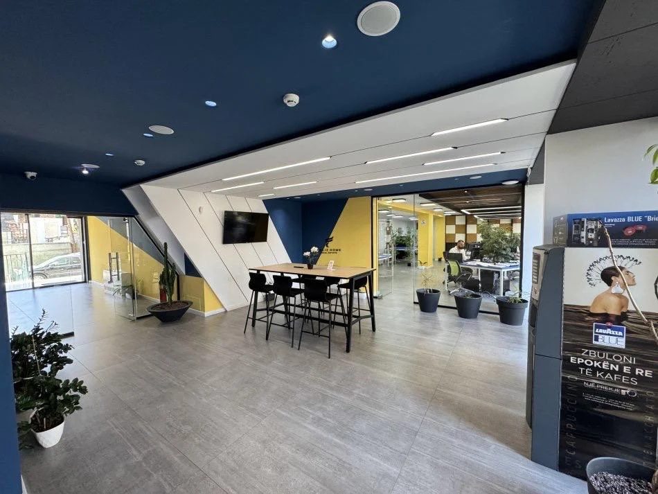 Tirane, jepet me qera zyre , 900 m² 10.000 € (PAZARI I RI)