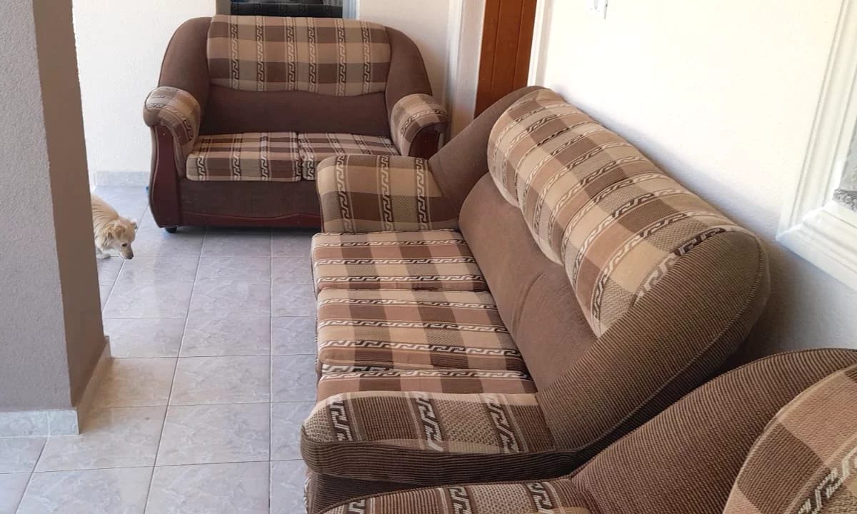 Shiten divane ne gjendje shkelqyer