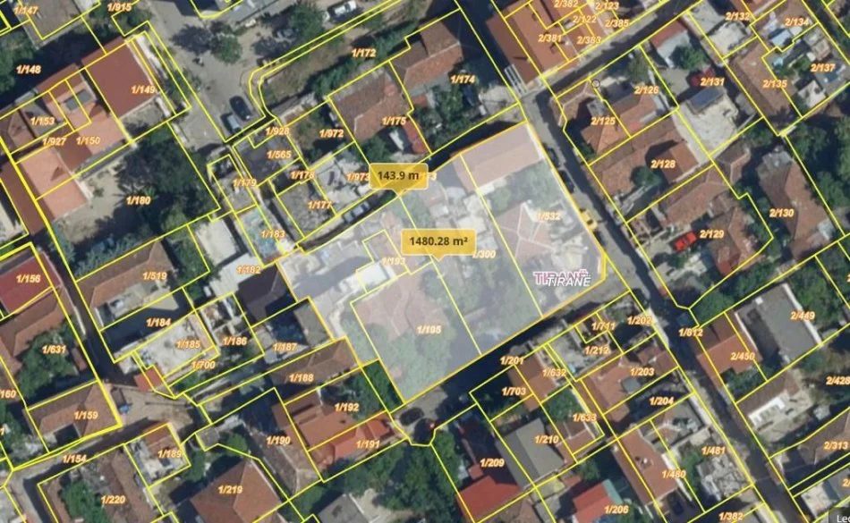 Tirane, shitet truall , 1.485 m² 1.336.500 € (XHAMLLIK)