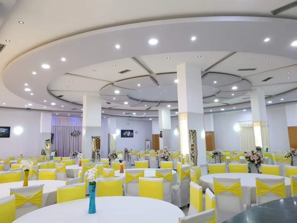Durres, shes Pajisje lokali dasme duke perfshire frigorifer, soba, zgare, aspiratore, lavapjate, tavolina, karrige etj..