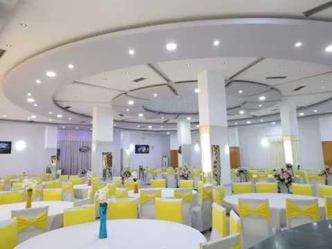 Durres, shes Pajisje lokali dasme duke perfshire frigorifer, soba, zgare, aspiratore, lavapjate, tavolina, karrige etj..