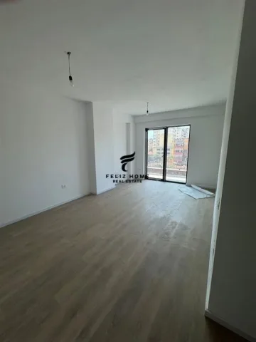 Tirane, jepet me qera zyre Kati 2, 95 m² 700 € (MYSLYM SHYRI)
