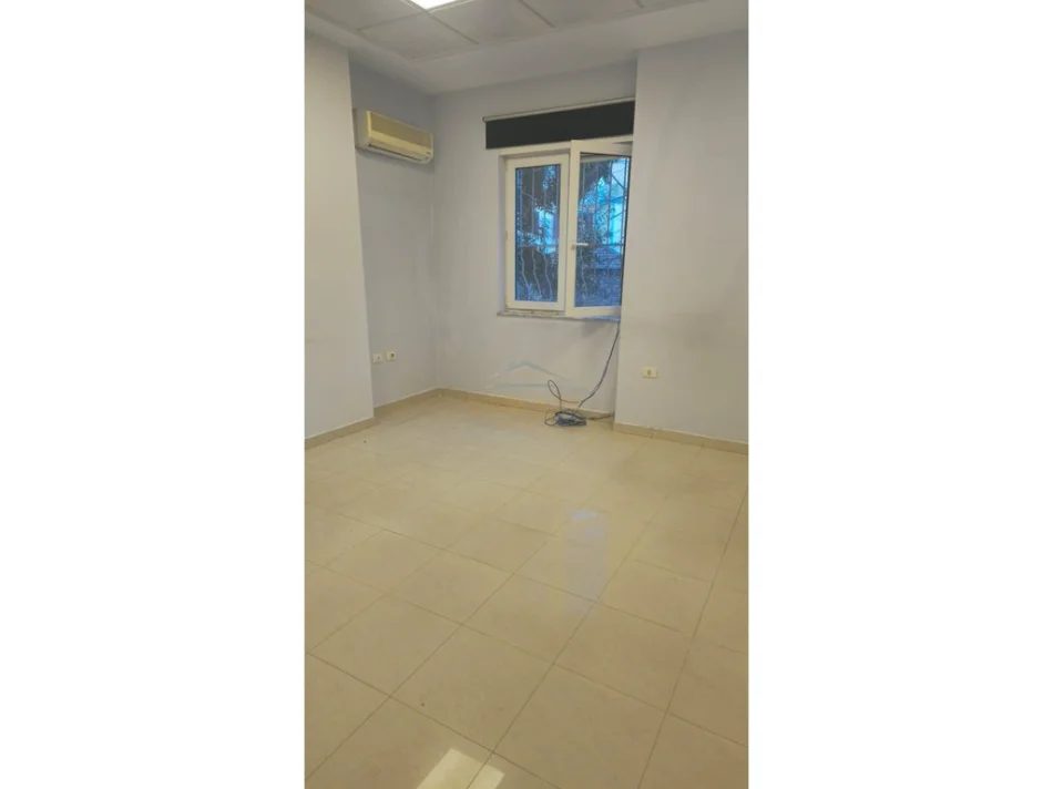 Tirane, shitet ambjent biznesi Kati 1, 75 m² 250.000 € (Qender, perballe monumentit Ushtari i Panjohur)