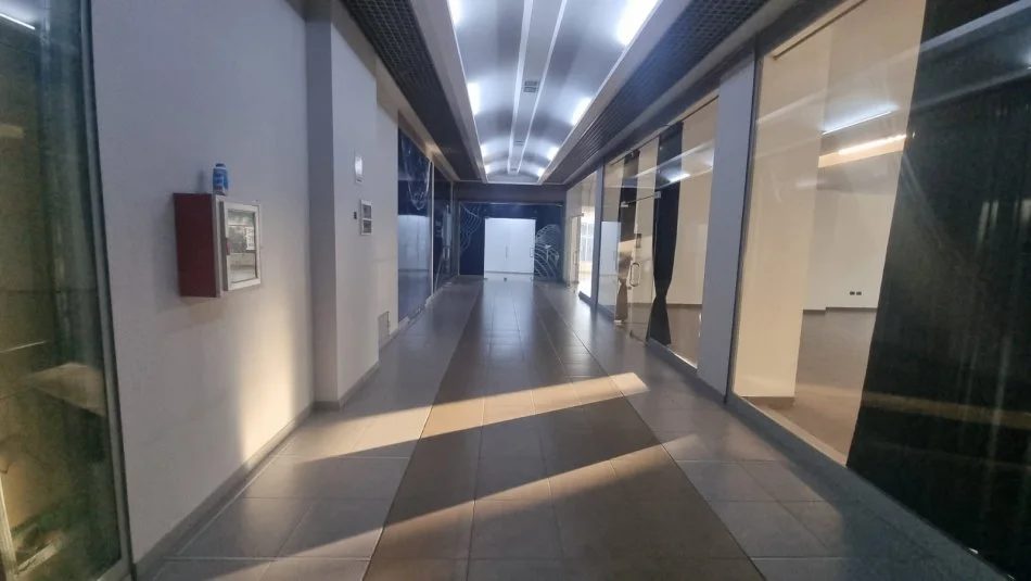 Tirane, jepet me qera ambjent biznesi Kati 1, 700 m² 7.000 € (XHAMLLIK)