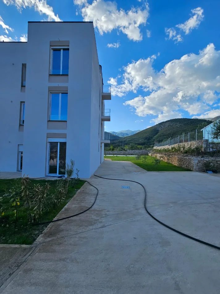 🔵 Shitet: 1+1 Himarë ( te kalçeto) 📍 - (120.000 Eu) Sip : 52 m² & 1 post parkimi përfshirë || 120.000 euro || Pallat i s
