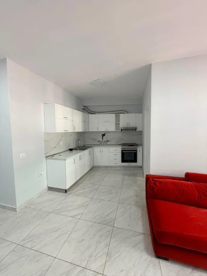 Tirane, jepet me qera zyre Kati 7, 75 m² 600 € (KOMUNA E PARISIT)