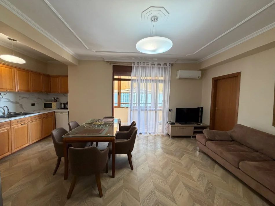 Tirane, jepet me qera apartament 4+1 Kati 8, 140 m² 1300 € (ISH Ekspozita)