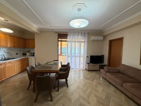 Tirane, jepet me qera apartament 4+1 Kati 8, 140 m² 1300 € (ISH Ekspozita)