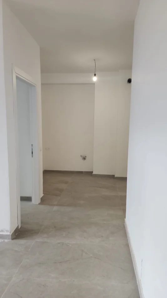 Tirane, jepet me qera zyre Kati 3, 100 m² 1.300 € (RRUGA E KAVAJES)
