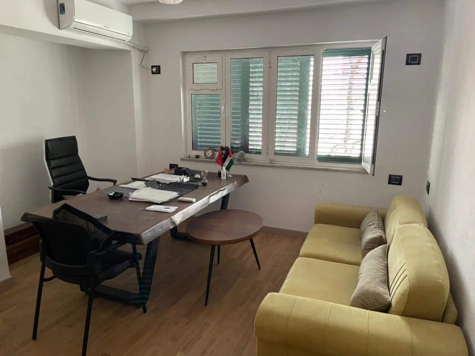 Tirane, jepet me qera ambjent biznesi Kati 1, 70 m² 600 € (Rruga e Durrësit)