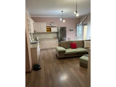 Tirane, jepet me qera apartament 1+1 Kati 2, 63 m² 650 € (Liqeni i Thate)