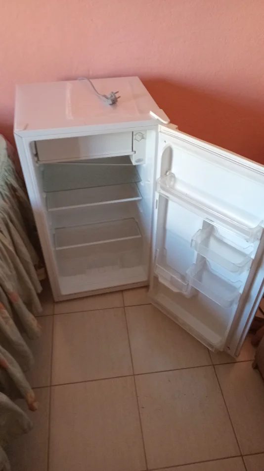 Tirane, shes Frigorifer 10.000 leke