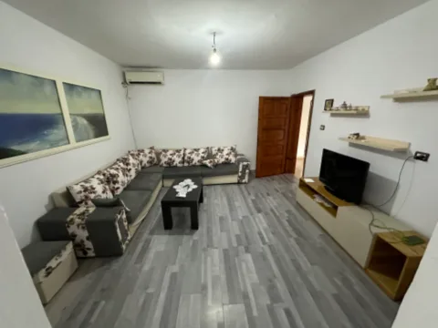 Tirane, jepet me qera apartament 1+1 Kati 1, 75 m² 400 € (Tek Ish Parku mbrapa Globe)
