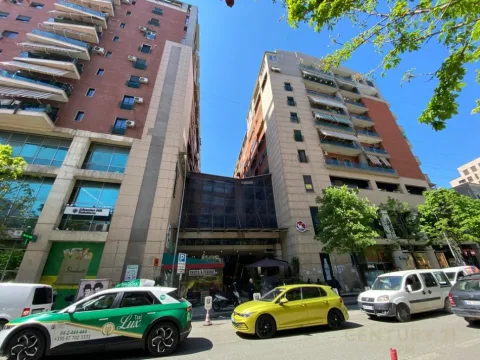 Tirane, jepet me qera ambjent biznesi Kati 1, 47 m² 850 € (Rruga e Barrikadave)