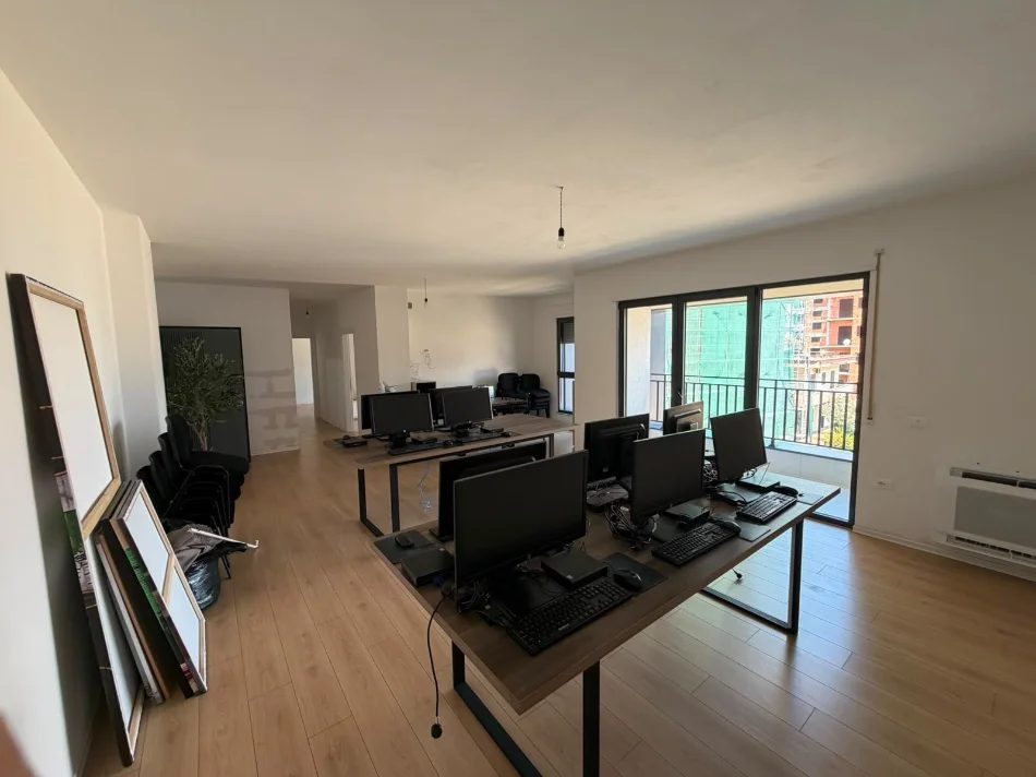 Tirane, jepet me qera zyre Kati 2, 122 m² 1.500 € (JORDAN MISJA)