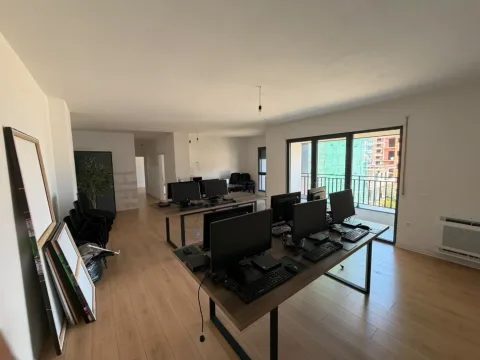 Tirane, jepet me qera zyre Kati 2, 122 m² 1.500 € (JORDAN MISJA)