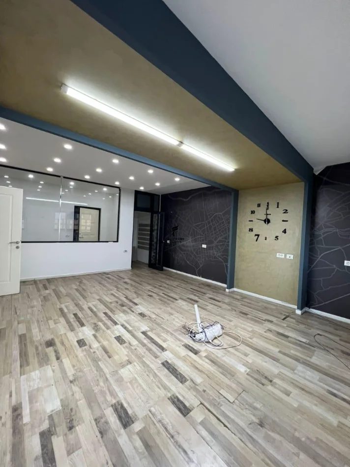 Tirane, jepet me qera zyre Kati 4, 110 m² 1.400 € (SHESHI WILLSON)