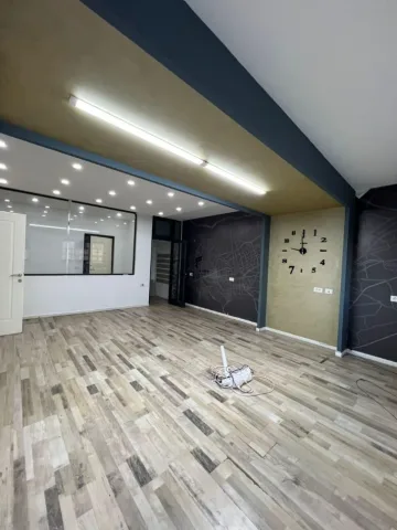 Tirane, jepet me qera zyre Kati 4, 110 m² 1.400 € (SHESHI WILLSON)