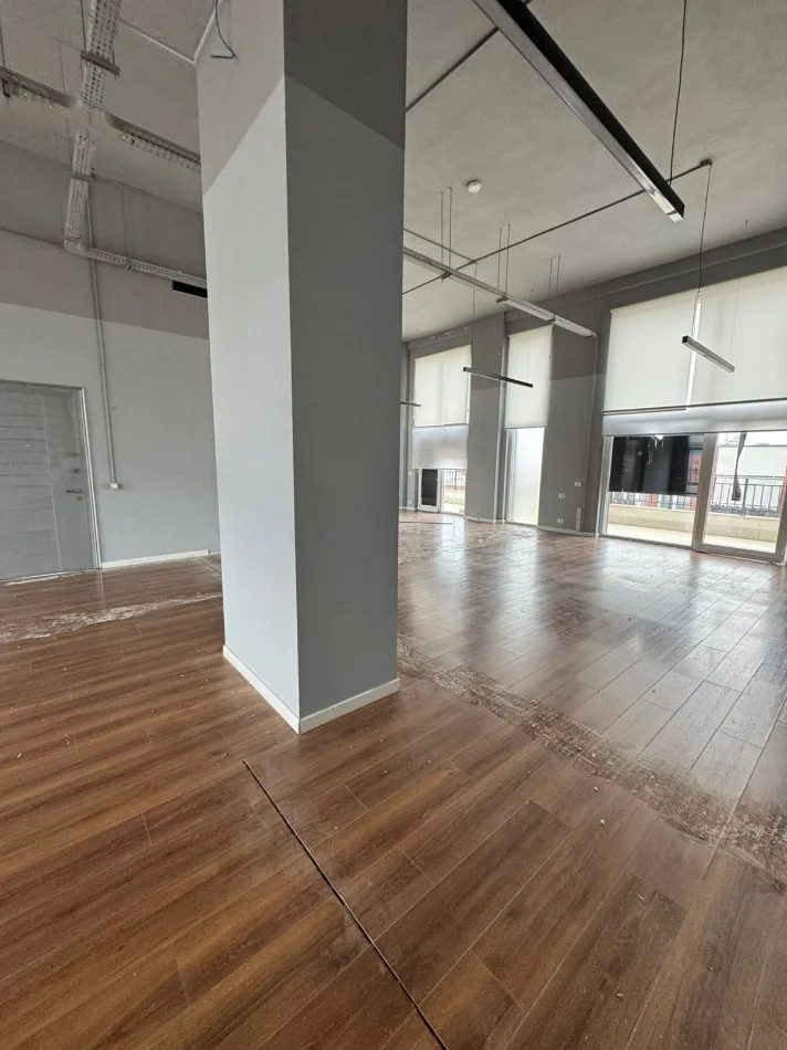 Tirane, jepet me qera zyre Kati 10, 400 m² 5.000 € (ALI DEMI)