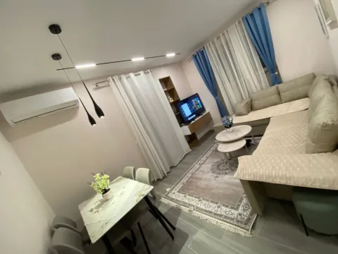 ME QERA: 1+1 📍Rruga e Elbasanit - Prane Liceut Artistik || 65,000 Leke/Muaj - K.1 - Sp.70m² - E Pa Banuar 100% e re - Sh