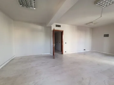 Tirane, jepet me qera zyre Kati 7, 130 m² 1.800 € (QENDER)