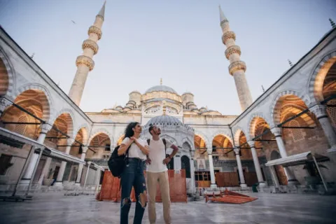 Tirane, oferte City-tour | Vizita qytetesh 𝗦𝘁𝗮𝗺𝗯𝗼𝗹𝗹 𝟯 𝗱𝗶𝘁𝗲, 𝗺𝗲 𝗮𝘃𝗶𝗼𝗻 𝗱𝗵𝗲 𝗴𝘂𝗶𝗱𝗲 €𝟮𝟲𝟵/𝗽𝗲𝗿𝘀𝗼𝗻! 3