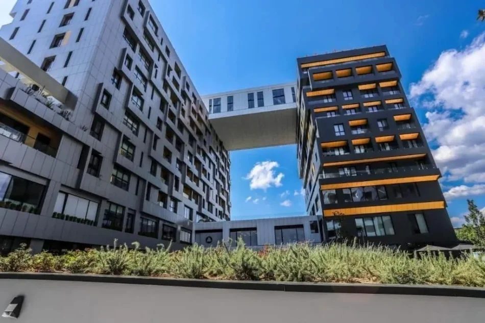 Tirane, jepet me qera zyre Kati 6, 114 m² 950 € (Kompleksi Square 21 , Rruga e Kavajes)