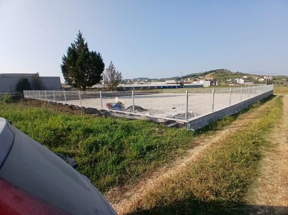 Tirane, jepet me qera toke , 1.000 m² (300M2 LARG AUTOSTRADES TR DR)