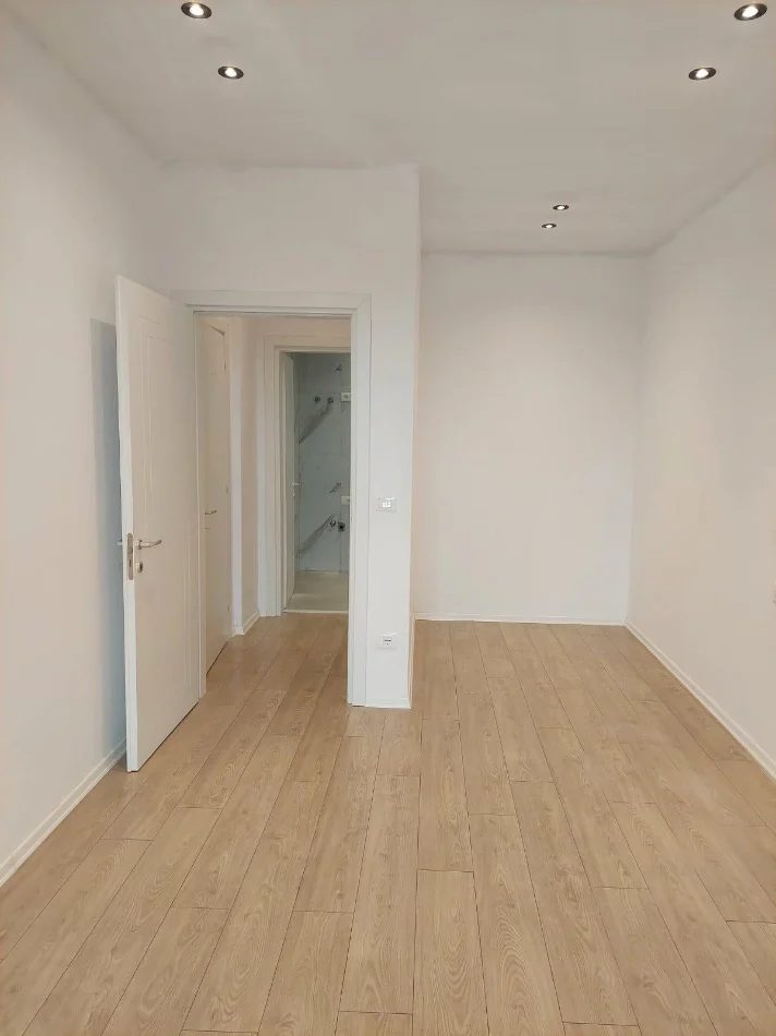 Tirane, jepet me qera zyre Kati 4, 62 m² 680 € (garden building)
