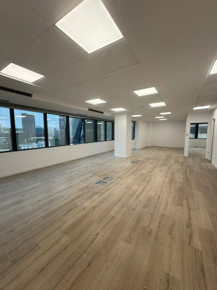 Tirane, jepet me qera zyre Kati 10, 230 m² 5.100 € (BULEVARDI DESHMORET E KOMBIT)