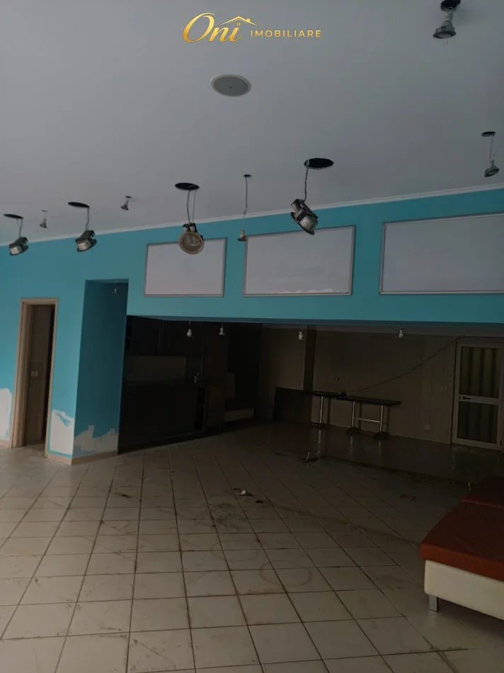 Tirane, jepet me qera dyqan Kati 1, 97 m² 1.000 € (KOPSHTI BOTANIK)