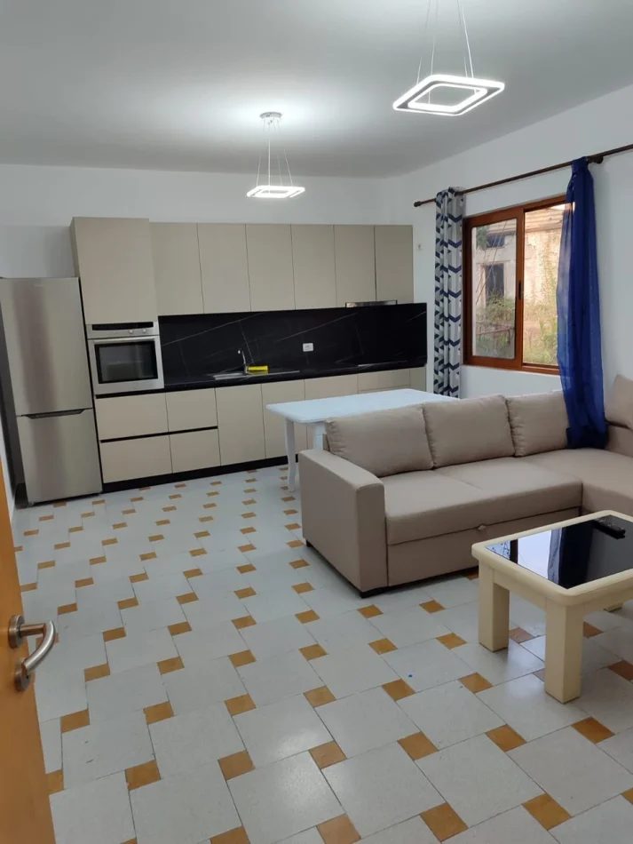 Tirane, jepet me qera apartament 1+1 Kati 1, 65 m² 300 € (Shkozë)