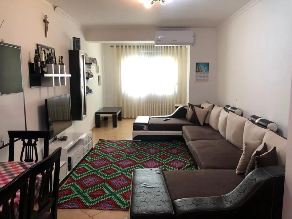 Tirane, jepet me qera apartament 2+1+Ballkon Kati 2, 110 m² 550 € (5 MAJI)