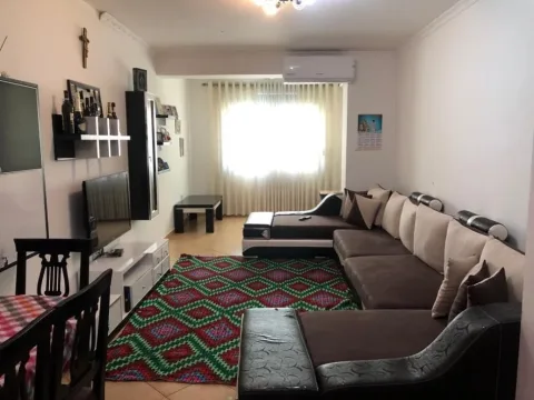 Tirane, jepet me qera apartament 2+1+Ballkon Kati 2, 110 m² 550 € (5 MAJI)