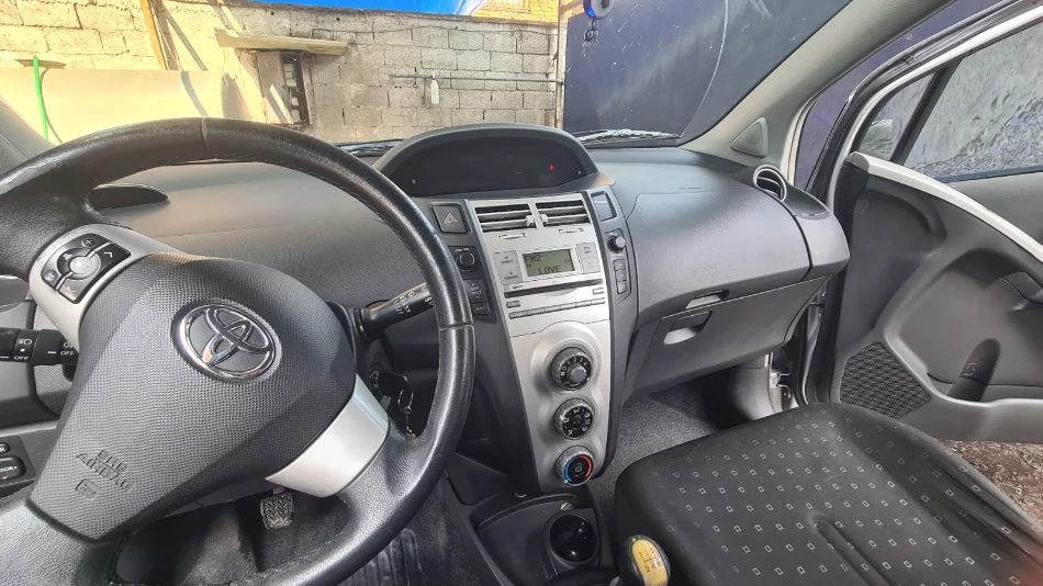 Tirane, shitet makine Toyota Yaris Benzin, gri metalizato manuale Kondicioner 191 km 2.400 €