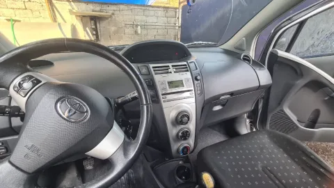 Tirane, shitet makine Toyota Yaris Benzin, gri metalizato manuale Kondicioner 191 km 2.400 €