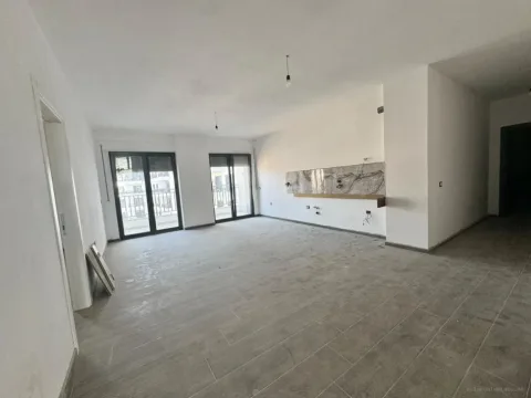 [BZ21040] Tirane, jepet me qera zyre Kati 4, 110 m² 860 €