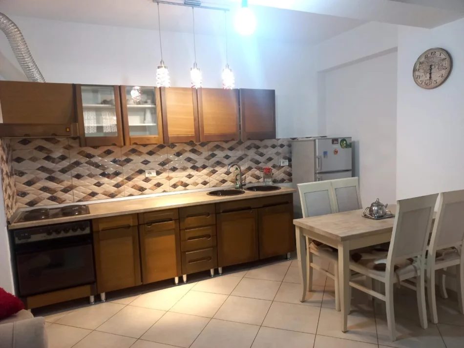 Tirane, jepet me qera apartament 1+1 Kati 3, 65 m² 390 € (Kthesa Kamzës)