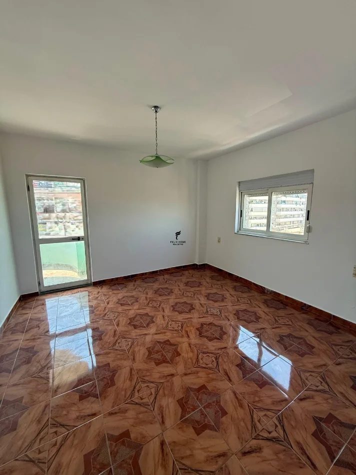 Tirane, jepet me qera apartament 2+1 Kati 7, 100 m² 550 € (KOMUNA E PARISIT)