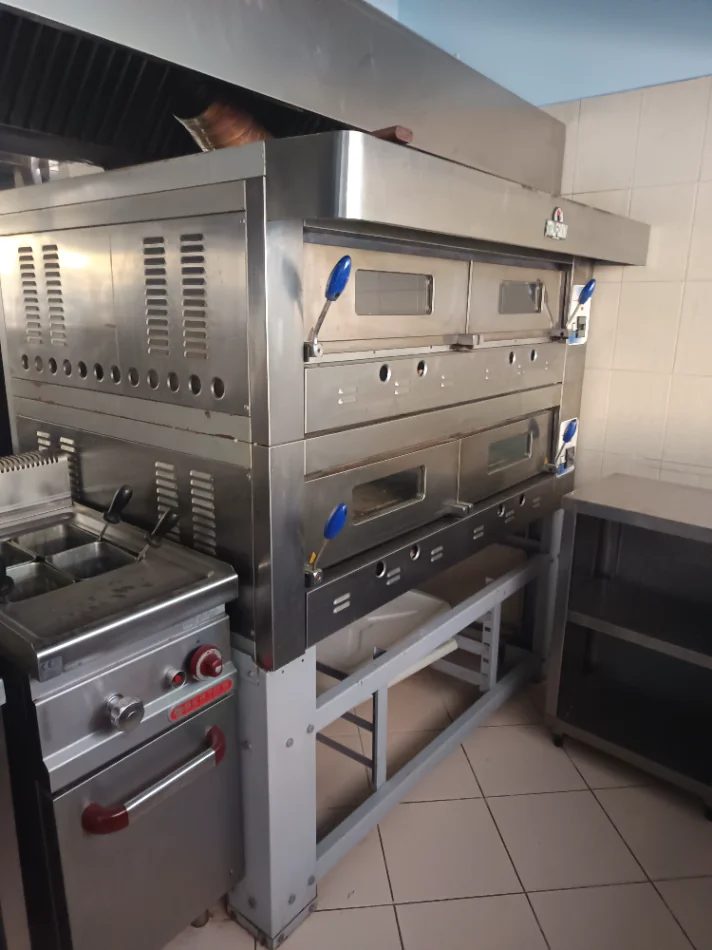 Tirane, shiten Fure Pice, Frigorifer banak, Frigorifer dollap freskues, Brumatriçe 45kg, Pastatriçe, Lavaman me tre Grop