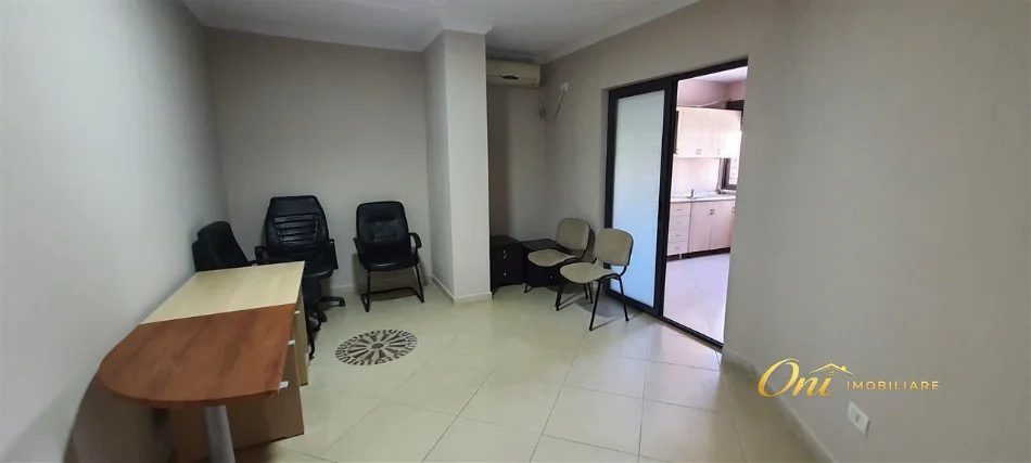 Tirane, jepet me qera zyre Kati 3, 130 m² 1.300 € (KAJO KARAFILI)