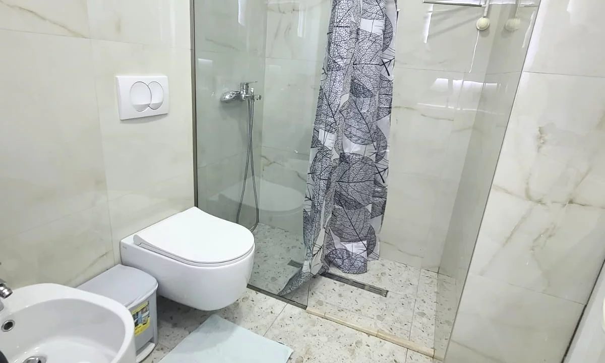 Hotel per shitje tek "Rruga e Kavajes"