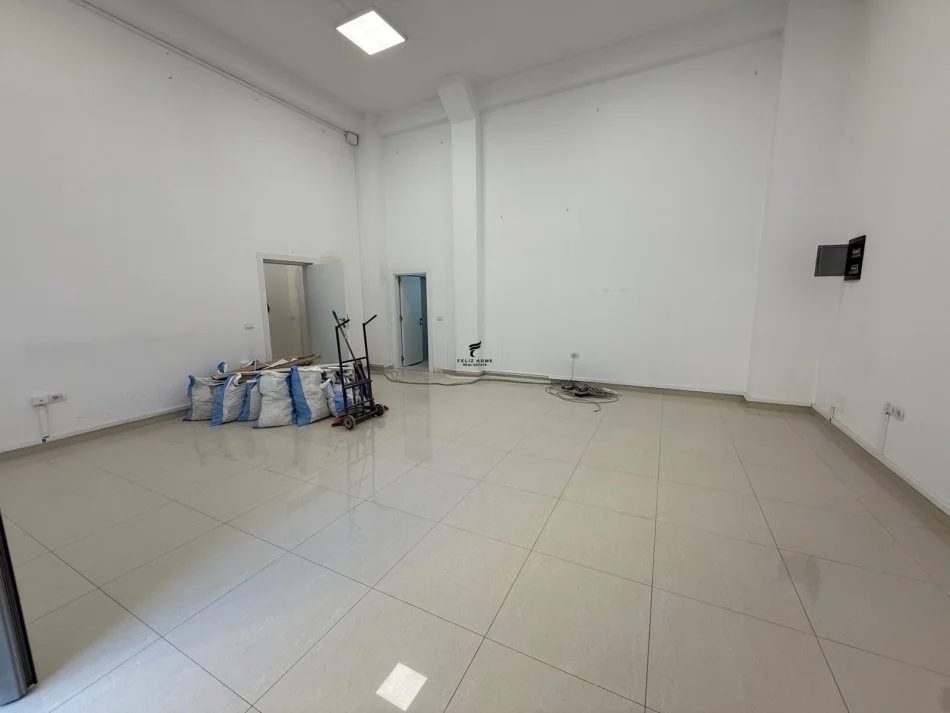 Tirane, jepet me qera dyqan Kati 0, 54 m² 800 € (KIKA 3)
