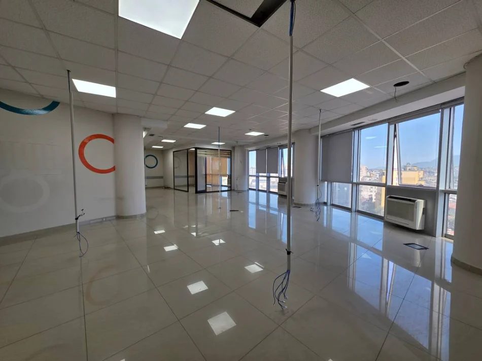 Tirane, jepet me qera ambjent biznesi Kati 9, 242 m² 1.500 € (Selvia)